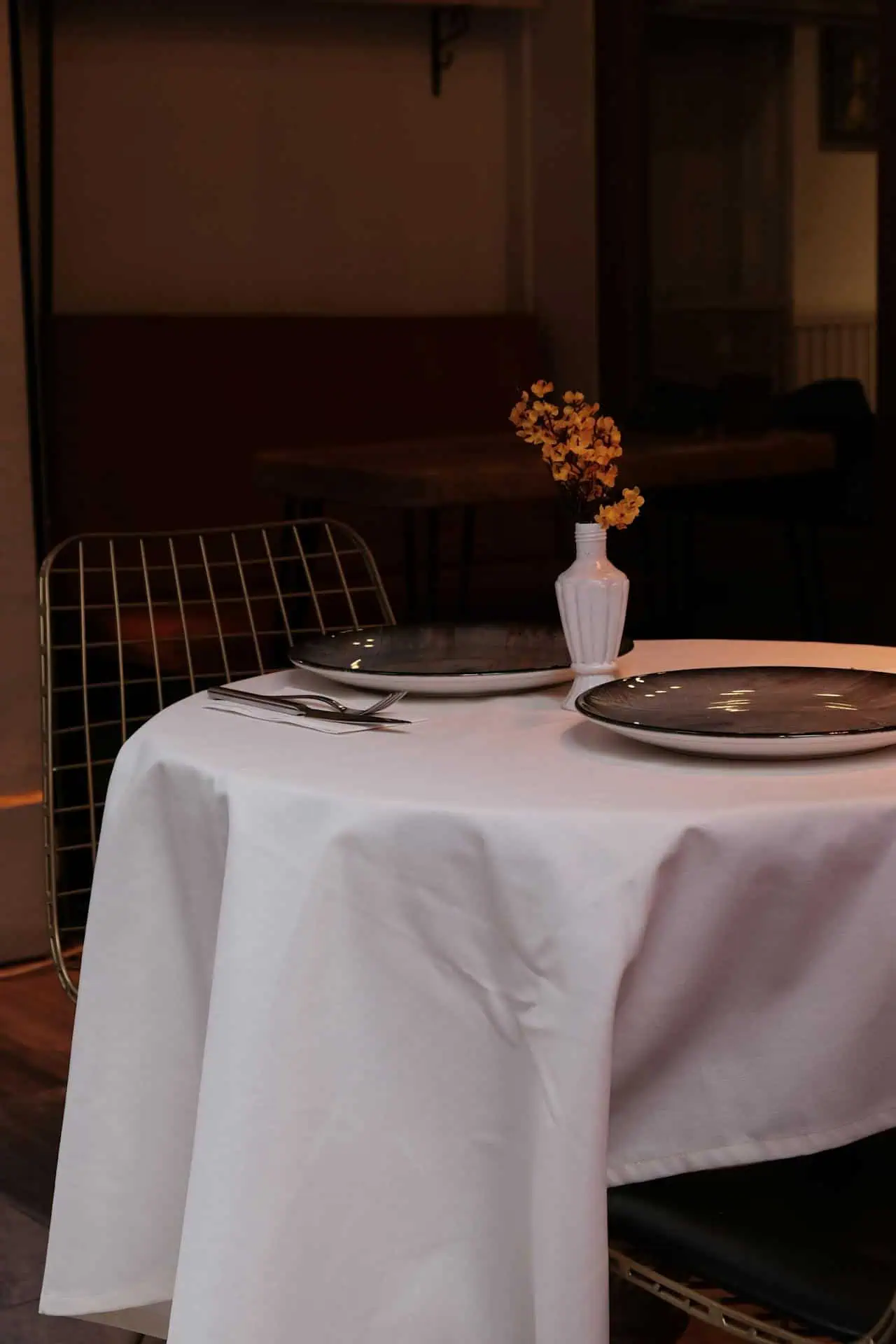 Obrusy plamoodporne – jak wybrać rozwiązanie, które łączy elegancję stołu z codzienną wygodą?